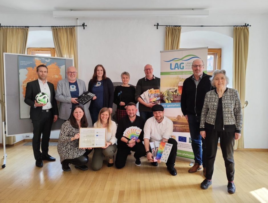 Bildunterschrift: Hier wird Bürgerengagement sichtbar und ansteckend. LAG-Managerin Tina Schuler (vorne links), LAG-Assistentin Ramona Müller (daneben) und die anwesenden LAG Vorstandschaftsmitglieder freuen sich mit den Maßnahmenträgern über den Startschuss der neuen Bürgerengagement-Runde. (Bildquelle: Annegret Lange, LAG Pfaffenhofen)